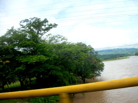 Puente sobre el río Cauca en La Pintada.